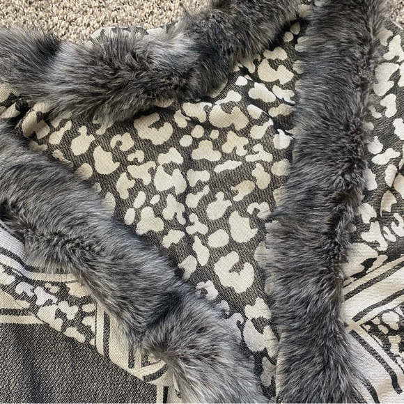 Poncho / Overlay with faux fur - Picture 6 of 6